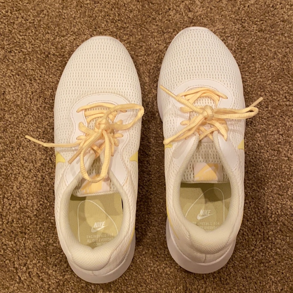 brand new nike roshe sneakers
